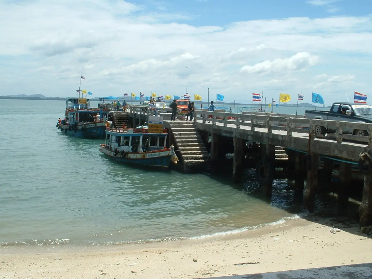 ตลาดบ้านเพ (ท่าเรือไปเกาะเสม็ด)