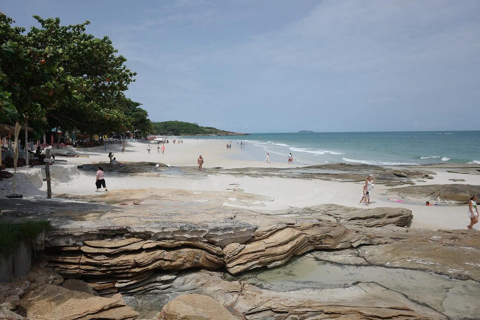 ที่มา: Wikimedia Commons วิวทะเลเกาะเสม็ดและหาดแม่รำพึงจังหวัดระยอง
