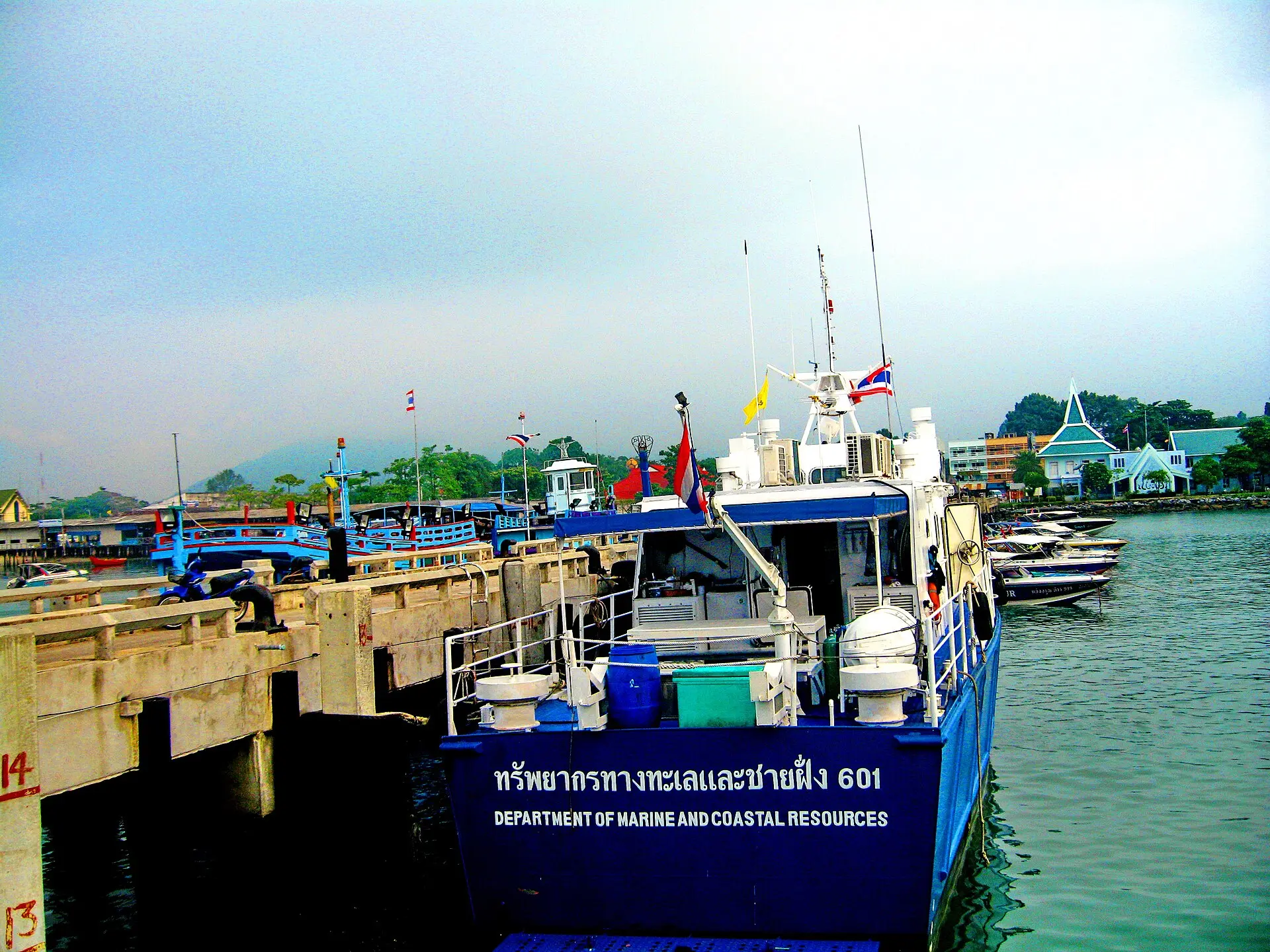 ร้านอาหารทะเลตลาดบ้านเพ